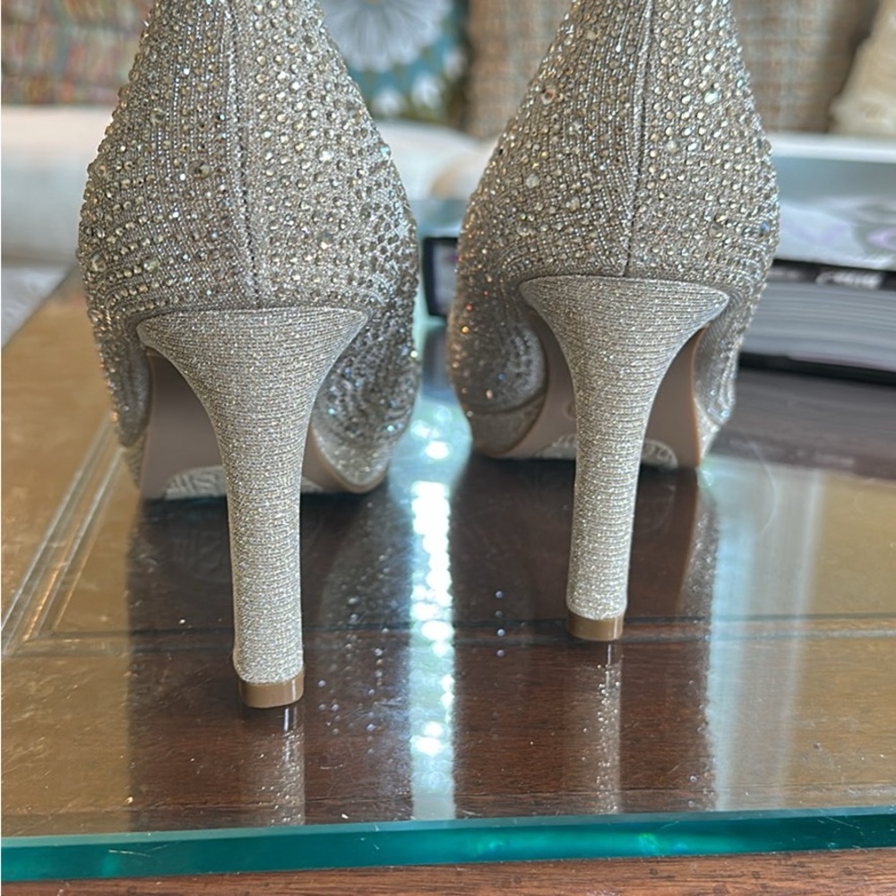 Elegant Silver Women's Pumps - Picture 2 of 6